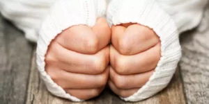 수족냉증 원인 으로 손이 시린 증상 을 보이는 손의 모습