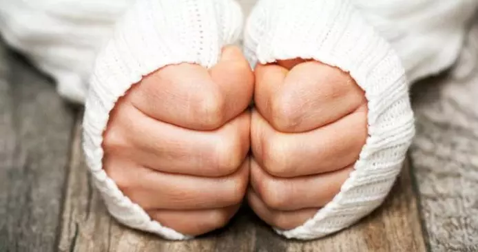 수족냉증 원인 으로 손이 시린 증상 을 보이는 손 모습